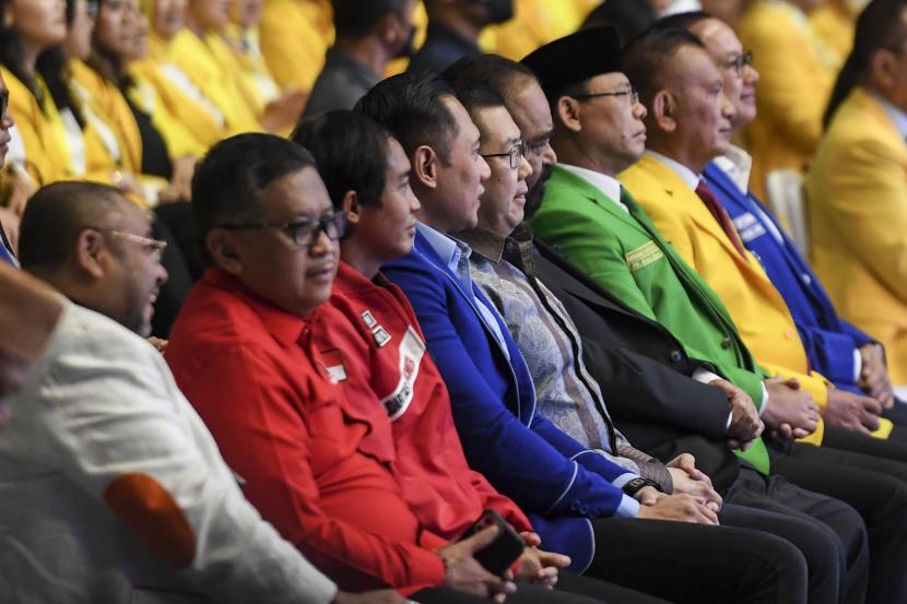 Ketua Umum Partai Demokrat Agus Harimurti Yudhoyono (keempat kiri) bersama Ketua Umum Parta Nasdem Surya Paloh (keempat kanan), Ketua Umum Partai Perindo Hary Tanoesoedibjo (kelima kiri), Plt Ketua Umum PPP Mardiono (ketiga kanan), Sekjen PDI Perjuangan Hasto Kristiyanto (kedua kiri), Sekjen PKS Aboe Bakar Alhabsyi (kiri) dan Sekjen PAN Eddy Soeparno (kanan) memnghadiri acara puncak HUT ke-58 Partai Golkar di JIExpo Kemayoran, Jakarta, Jumat (21/10/2022). Perayaan HUT ke-58 Partai Golkar tahun 2022 ini mengusung tema Golkar Menang Rakyat Sejahtera.