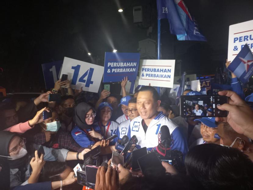 Ketua Umum Partai Demokrat Agus Harimurti Yudhoyono saat hendak menuju Kantor Komisi Pemilihan Umum (KPU), Jakarta, Rabu (14/12). 