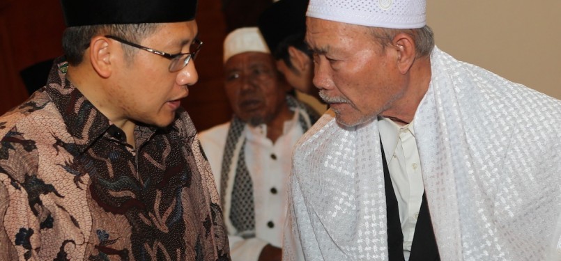 Ketua Umum Partai Demokrat, Anas Urbaningrum, berbincang-bincang dengan Pimpinan Pesantren Darul Munawwarah, Abu Kuta Krueng, di Anjong Mon Mata, Banda Aceh, Sabtu (24/9).