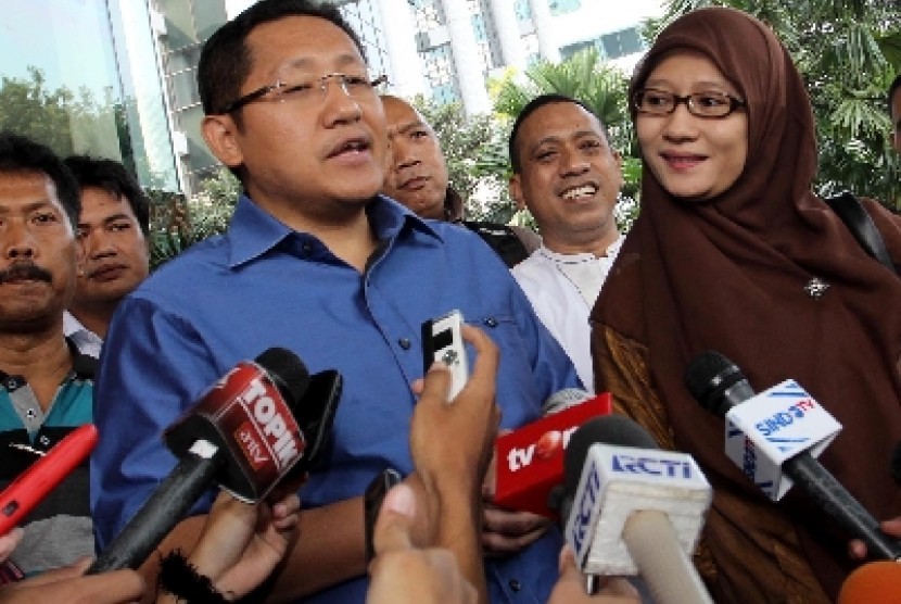 Ketua Umum Partai Demokrat Anas Urbaningrum didampingi istinya Athiyyah Laila memberikan keterangan soal kasus Hambalang di gedung KPK, Jakarta.