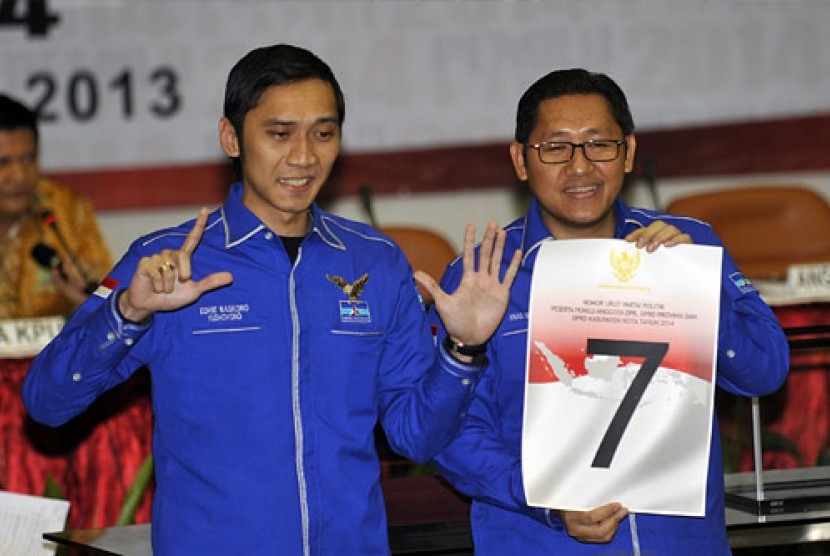 Anas Urbaningrum (kanan) dan Sekjen Partai Demokrat Edhi Baskoro Yudhoyono (kiri) menunjukkan nomor tujuh saat pengundian nomor urut partai politik peserta Pemilu 2014 di Komisi Pemilihan Umum (KPU), Jakarta, Senin (14/1). 