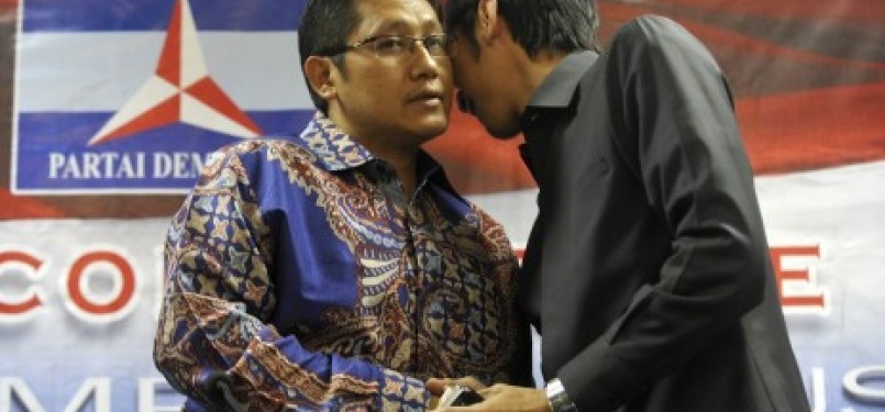 Ketua Umum Partai Demokrat Anas Urbaningrum (kiri) bersalaman dengan Sekjen Edhi Baskoro Yudhoyono (kanan).