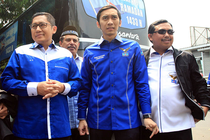 Ketua Umum Partai Demokrat Anas Urbaningrum (kiri) bersama Sekjennya Edhie Baskoro Yudhoyono (tengah) serta Wakil Ketua Komisi IV Herman Khaeron (kanan)