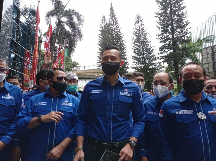 Ketua Umum Partai Demokrat (PD) Agus Harimurti Yudhoyono atau AHY berkunjung ke gedung Kementerian Hukum dan Hak Asasi Manusia (Kemenkumham) sekitar 10.32 WIB beserta jajaran tingkat pengurus daerah, di Jakarta, Senin (8/3).