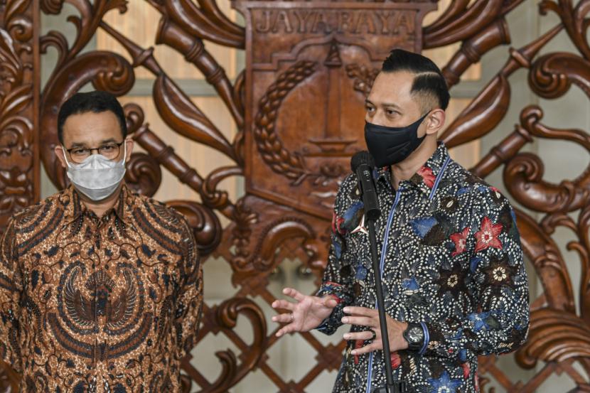 Ketua Umum Partai Demokrat (PD) Agus Harimurti Yudhoyono (kanan) didampingi Gubernur DKI Jakarta Anies Baswedan menyampaikan keterangan kepada awak media saat silaturahim di Balai Kota DKI Jakarta, Jakarta Pusat, Kamis (6/5/2021).