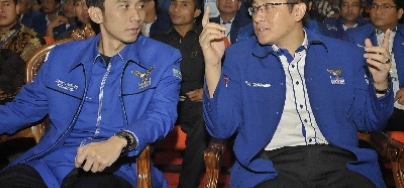 Ketua Umum Partai Demokrat (PD) Anas Urbaningrum (kanan) berbincang dengan Sekjen PD Edhie Baskoro Yudhoyono (kiri).
