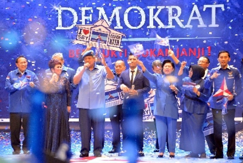  Ketua Umum Partai Demokrat SBY bersama petinggi partai menyanyi bersama seusai saat rapat umum Partai Demokrat di Jakarta, Kamis (3/4).