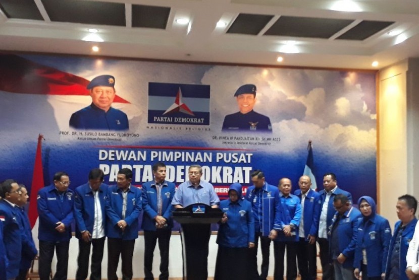 Ketua Umum Partai Demokrat Susilo Bambang Yudhoyono bersama Dewan Pimpinan Pusat (DPP) Partai Demokrat memberikan keterangan pers sebelum rapat internal di Kantor DPP Partai Demokrat, Wisma Proklamasi 41 Menteng, Jakarta Pusat, Senin (30/10).