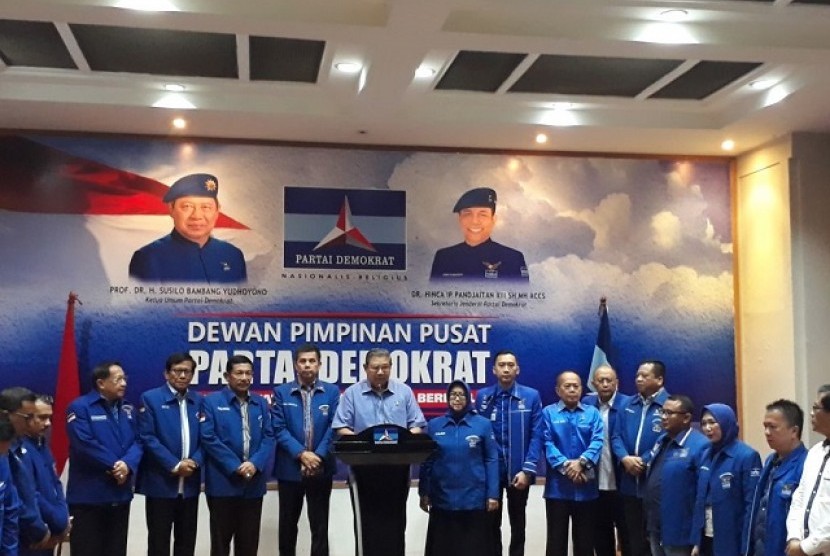 Ketua Umum Partai Demokrat Susilo Bambang Yudhoyono bersama Dewan Pimpinan Pusat (DPP) Partai Demokrat 