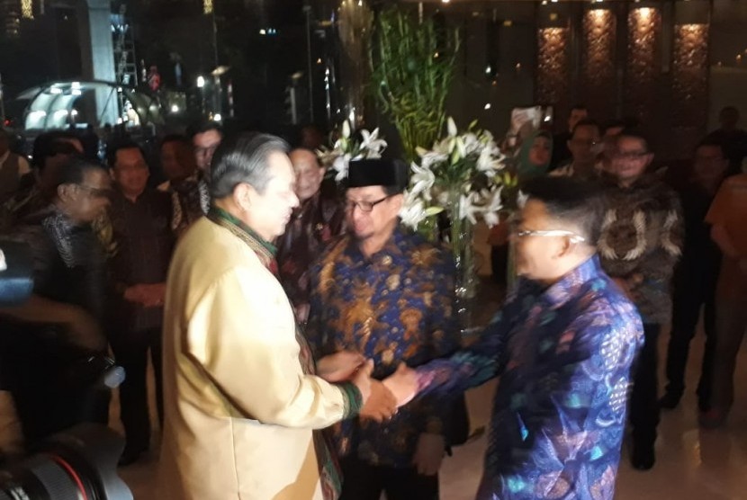 Ketua Umum Partai Demokrat Susilo Bambang Yudhoyono bertemu jajaran Partai Keadilan Sejahtera (PKS), di Grand Melia Hotel, Senin (30/7) malam. Pertemuan Demokrat dengan PKS ini membahas penguatan koalisi di pilpres 2019.