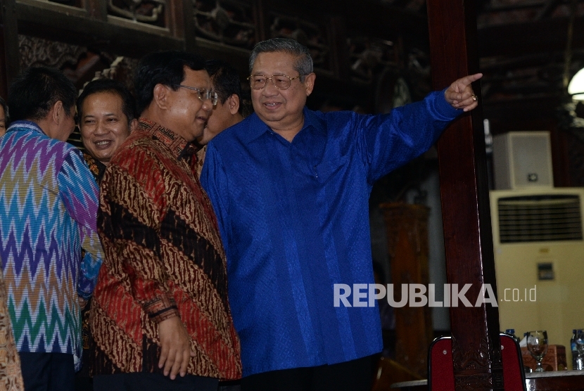 Ketua Umum Partai Demokrat Susilo Bambang Yudhoyono (kanan) bersama Ketua Umum Partai Gerindra Prabowo Subiyanto di pendopo Puri Cikeas, Jawa barat, Rabu (27/7) malam.