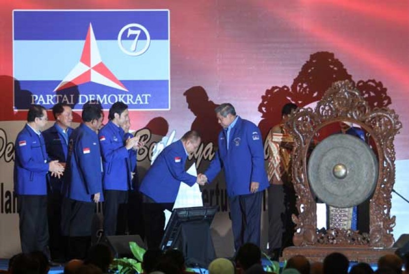 Ketua Umum Partai Demokrat Susilo Bambang Yudhoyono (kanan) didampingi petinggi Parta Demokrat membuka Rapat Koordinasi Nasional (Rakornas) di Jakarta, Sabtu (29/6). 