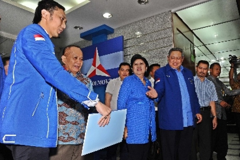 Ketua Umum Partai Demokrat Susilo Bambang Yudhoyono (kedua kanan).