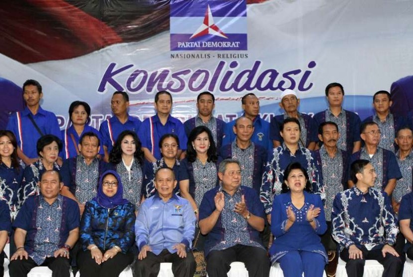  Ketua Umum Partai Demokrat Susilo Bambang Yudhoyono (ketiga kanan) didampingi istri Ani Yudhoyono (kedua kanan), Sekjen Edhie Baskoro Yudhoyono (kanan) dan Ketua Harian Syarief Hasan (ketiga kiri) foto bersama usai di Jakarta, Jumat (28/11). (Antara/Wahid