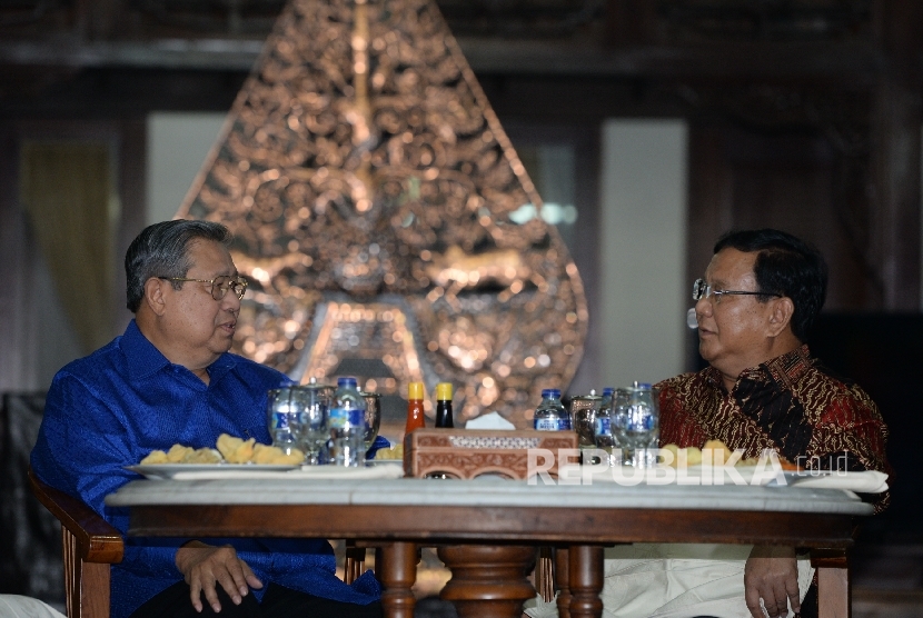 Ketua Umum Partai Demokrat Susilo Bambang Yudhoyono (kiri) berbincang bersama Ketua Umum Partai Gerindra Prabowo Subiyanto di pendopo Puri Cikeas, Jawa barat, Rabu (27/7) malam. 