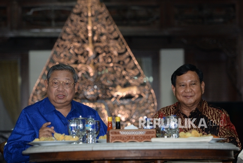 Ketua Umum Partai Demokrat Susilo Bambang Yudhoyono (kiri) berbincang bersama Ketua Umum Partai Gerindra Prabowo Subiyanto di pendopo Puri Cikeas, Jawa barat, Rabu (27/7) malam. 
