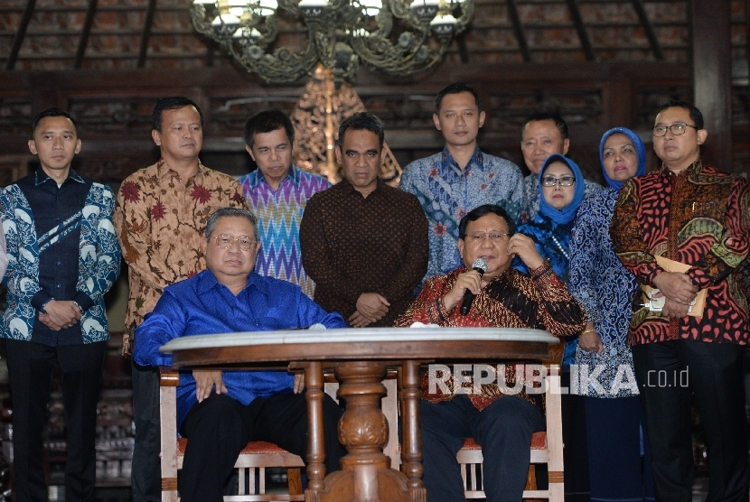 Ketua Umum Partai Demokrat Susilo Bambang Yudhoyono (kiri) dan Ketua Umum Partai Gerindra Prabowo Subiyanto memberikan keterangan kepada pers seusai pertemuan di Puri Cikeas, Jawa barat, Rabu (27/7) malam.