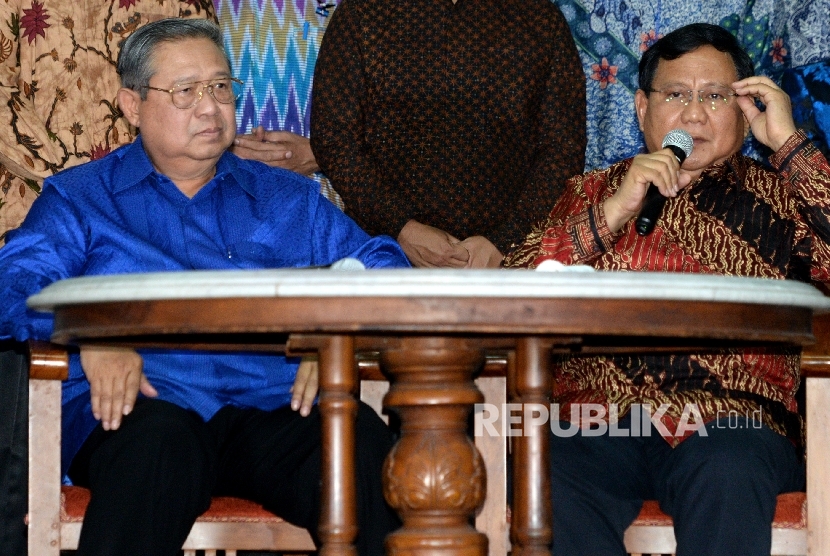 Ketua Umum Partai Demokrat Susilo Bambang Yudhoyono (kiri) dan Ketua Umum Partai Gerindra Prabowo Subiyanto.