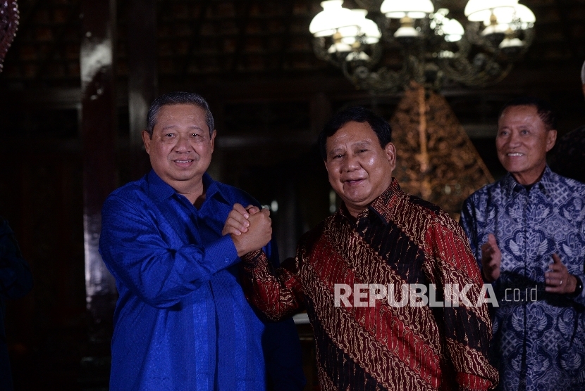 Ketua Umum Partai Demokrat Susilo Bambang Yudhoyono (kiri) dan Ketua Umum Partai Gerindra Prabowo Subiyanto berjabat tangan usai pertemuan di Kediaman Susilo Bambang Yudhoyono Puri Cikeas, Jawa barat, Rabu (27/7) malam.