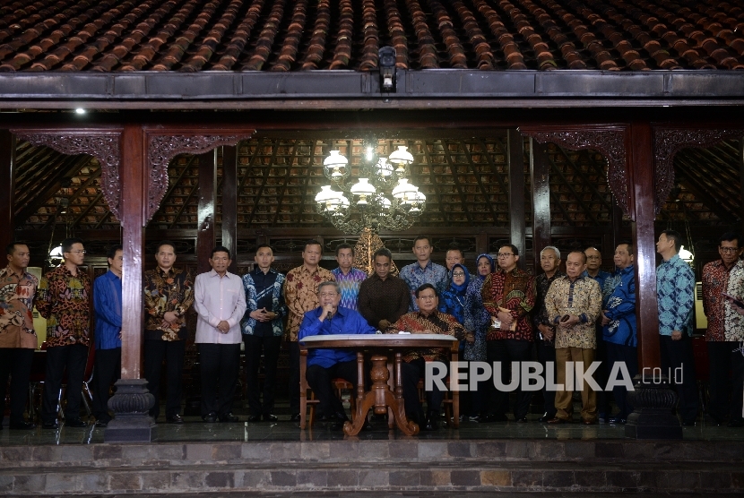 Ketua Umum Partai Demokrat Susilo Bambang Yudhoyono (kiri) dan Ketua Umum Partai Gerindra Prabowo Subiyanto bersama jajaran fungsionaris Partai Demokrat dan Partai Gerindraa menggelar konferesni pers usai pertemuan di Kediaman Susilo Bambang Yudhoyono Puri Cikeas, Jawa barat, Rabu (27/7) malam.