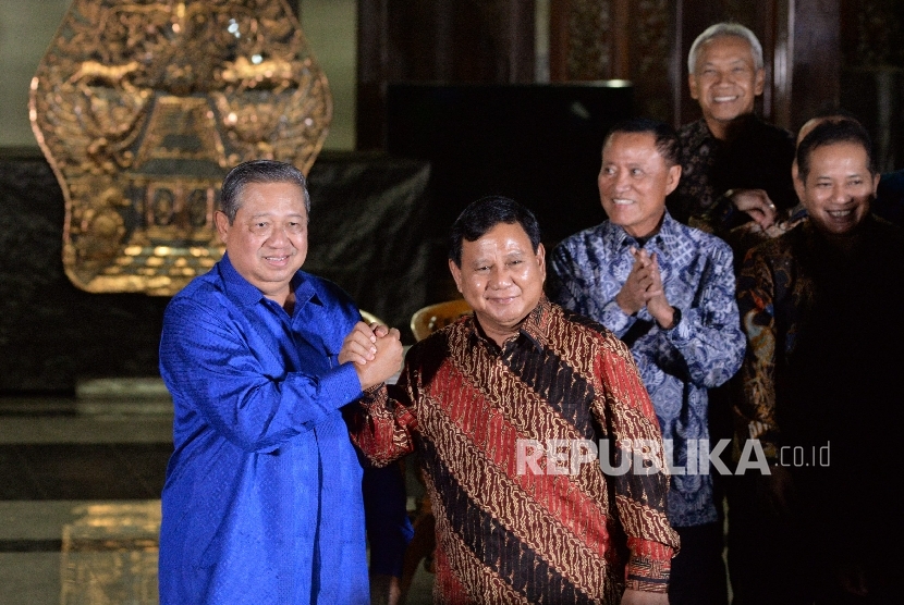 Ketua Umum Partai Demokrat Susilo Bambang Yudhoyono (kiri) melakukan salam komando dengan Ketua Umum Partai Gerindra Prabowo Subianto (kanan) seusai mengadakan pertemuan tertutup di Puri Cikeas, Bogor, Jawa Barat, Kamis (27/7). 