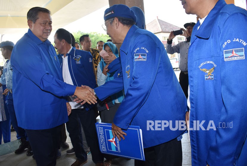 Ketua Umum Partai Demokrat Susilo Bambang Yudhoyono (kiri) menyalami kader Partai Demokrat saat menghadiri Apel Siaga Demokrat Provinsi Jawa Timur di Wisma Haji Madiun, Jawa Timur, Senin (18/6).