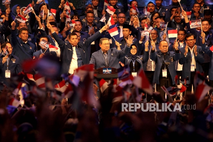  Ketua Umum Partai Demokrat Susilo Bambang Yudhoyono melambaikan tangan usai pidato politik  pada Dies Natalis 15 Tahun Partai Demokrat di Jakarta, Selasa (7/2).