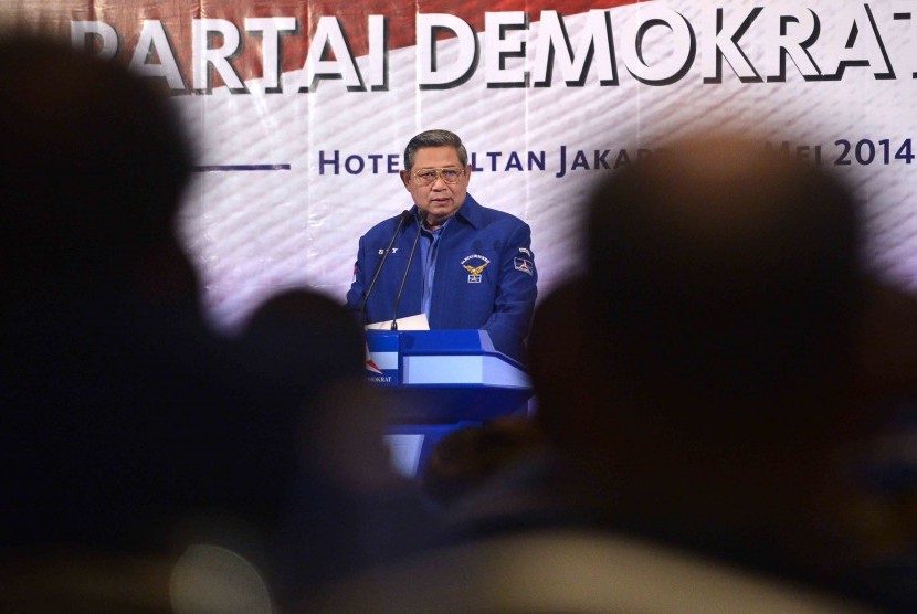  Ketua Umum Partai Demokrat, Susilo Bambang Yudhoyono, memberikan sambutan saat membuka Rapat Pimpinan Nasional (Rapimnas) Partai Demokrat di Hotel Sultan, Jakarta, Ahad (18/5). 