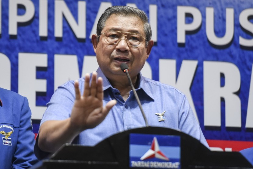 Ketua Umum Partai Demokrat Susilo Bambang Yudhoyono memberikan pengantar sebelum melakukan rapat terkait revisi UU Ormas di DPP Partai Demokrat, Jakarta, Senin (30/10). 