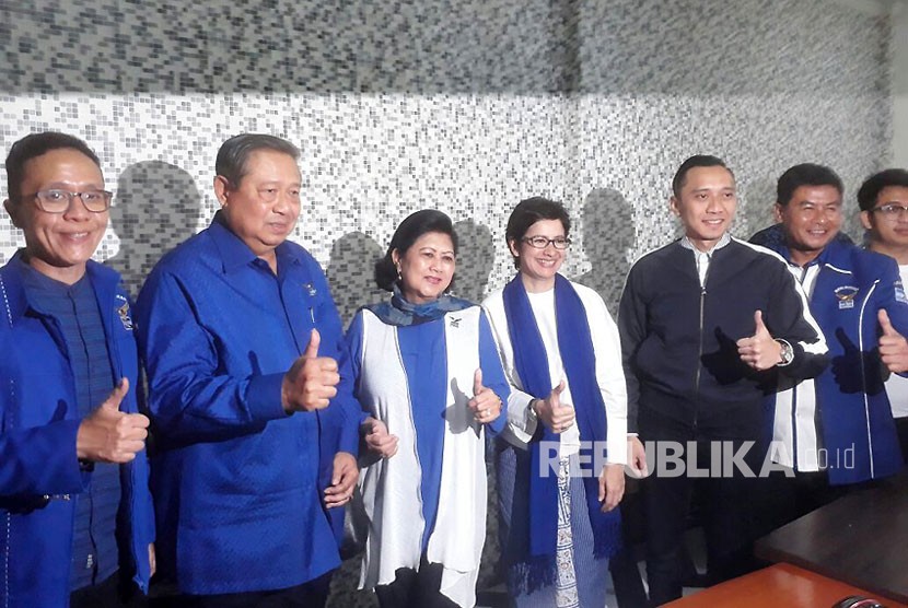 Ketua Umum Partai Demokrat, Susilo Bambang Yudhoyono mengunjungi posko pemenangan pasangan bakal calon Wali Kota dan Wakil Wali Kota Bandung, Nurul Arifin dan Chairul Yaqin Hidayat, Selasa (9/1).