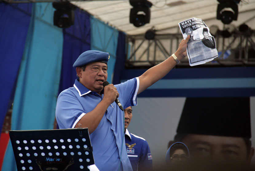  Ketua Umum Partai Demokrat Susilo Bambang Yudhoyono menunjukkan selebaran gelar saat kampanye akbar Partai Demokrat di GOR Gelora Delta Sidoarjo, Jawa Timur, Sabtu (5/4). 