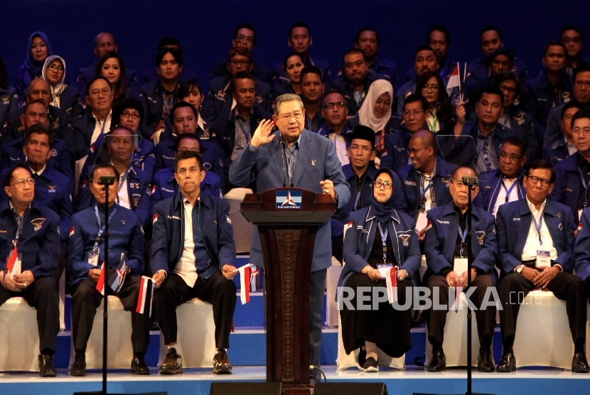  Ketua Umum Partai Demokrat Susilo Bambang Yudhoyono menyampaikan pidato politiknya pada Dies Natalis 15 Tahun Partai Demokrat di Jakarta, Selasa (7/2).