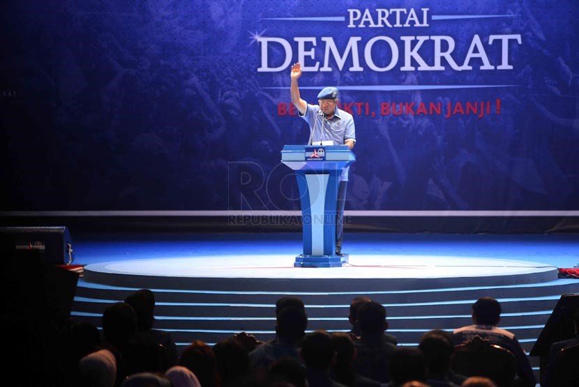 Ketua Umum Partai Demokrat Susilo Bambang Yudhoyono menyampaikan orasi politik saat rapat umum Partai Demokrat di Jakarta, Kamis (3/4).