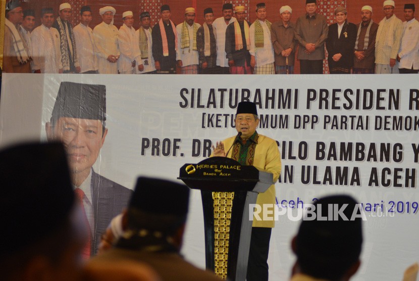 Ketua Umum Partai Demokrat Susilo Bambang Yudhoyono menyampaikan penjelasan saat silaturahmi dengan ulama se-Aceh di Banda Aceh, Ahad (27/1/2019).