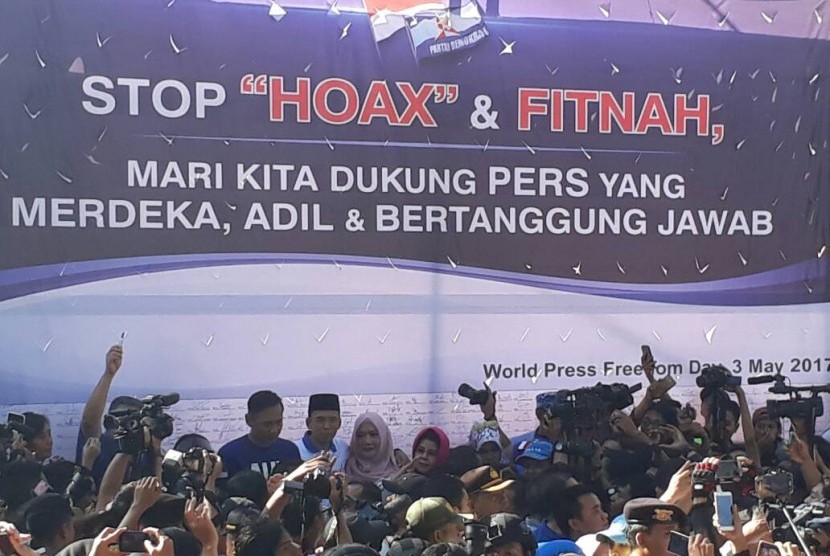Ketua Umum Partai Demokrat Susilo Bambang Yudhoyono (SBY), Agus Harimurti Yudhoyono (AHY), dan Tuan Guru Bajang (TGB) Muhammad Zainul Majdi menandatangani banner stop hoax dan fitnah di Car Free Day di Mataram, NTB, Ahad (7/5)