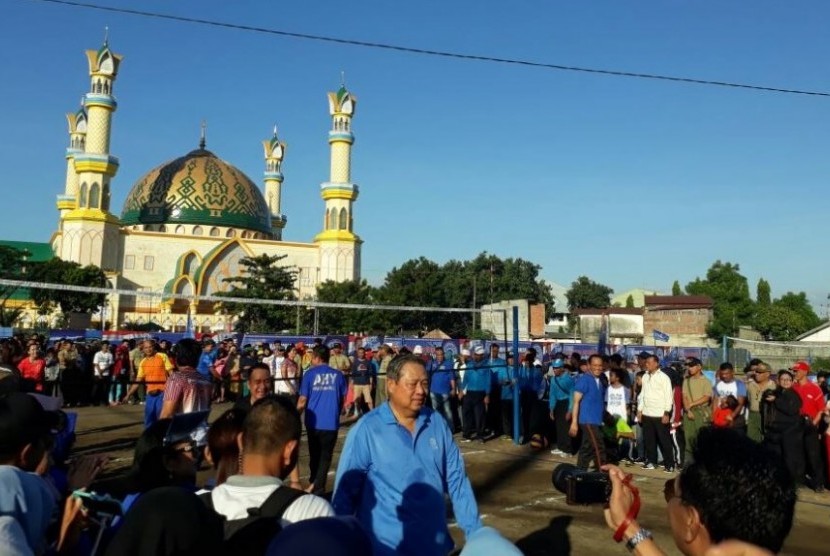 Ketua Umum Partai Demokrat Susilo Bambang Yudhoyono (SBY) bermain voli di lapangan Islamic Center NTB, Ahad (7/9).