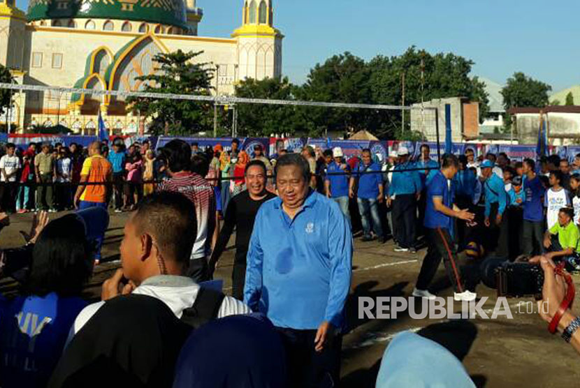 Presiden ke-6 RI Susilo Bambang Yudhoyono (SBY) bermain voli di Lapangan Islamic Center NTB, Lombok, Ahad (7/9).