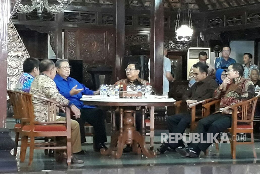 Ketua Umum Partai Demokrat Susilo Bambang Yudhoyono (SBY) bertemu dengan Ketua Umum Partai Gerindra Prabowo Subianto di Pendopo Kediaman pribadi SBY,  Puri Cikeas, Gunung Putri, Bogor pada Kamis (27/7).