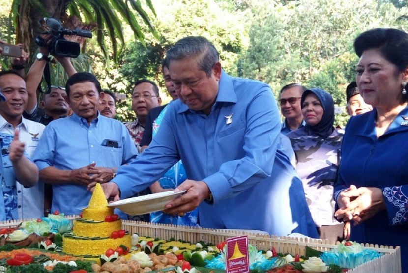 Ketua Umum Partai Demokrat Susilo Bambang Yudhoyono (SBY) memotong tumpeng, untuk memperingati HUT Partai Demokrat ke-16 yang dirayakan di kediaman SBY di Puri Cikeas, Kabupaten Bogor, (9/9). Hari ini, presiden RI ke-6 tersebut juga genap berusia 68 tahun.