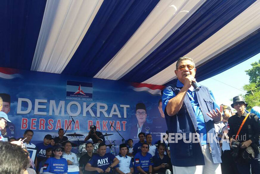Ketua Umum Partai Demokrat Susilo Bambang Yudhoyono (SBY) mengajak warga NTB untuk memerangi hoax dan fitnah serta mendukung pers yang merdeka, adil, dan bertanggungjawab di Monumen Bumi Gora, NTB, Ahad (7/5).