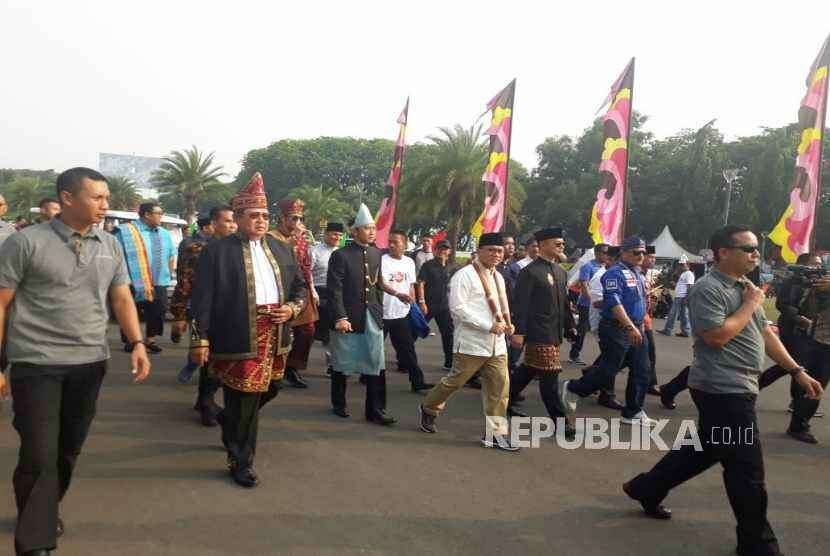 Ketua Umum Partai Demokrat Susilo Bambang Yudhoyono (SBY) menmutuskan walkout dari arak-arakan karnaval kampanye di silang Monas, Jakarta, Ahad (23/9). 