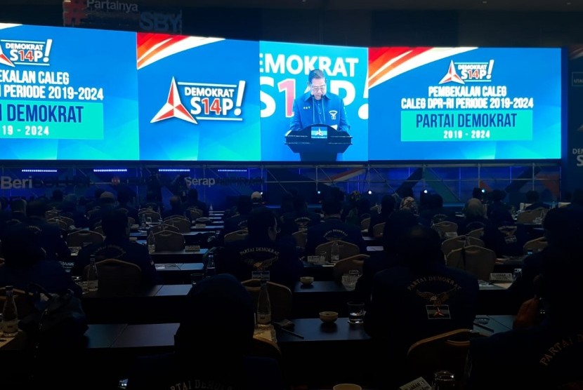Ketua Umum Partai Demokrat Susilo Bambang Yudhoyono (SBY) saat memberi sambutan dalam pembekalan calon anggota DPR Partai Demokrat di Hotel Sultan, Jakarta, Sabtu (10/11).