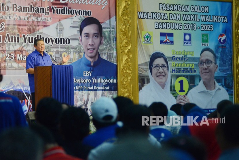 Ketua Umum Partai Demokrat Susilo Bambang Yudhoyono tampil di depan ribuan kader Partai Demokrat dan pasangan calon wali kota dan wakil walikota Bandung, Nurul Arifin - Ruli, di Gedung Setia Graha, Kota Bandung, Jumat (23/3).