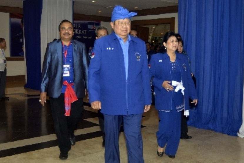   Ketua Umum Partai Demokrat, Susilo Bambang Yudhoyono (tengah).