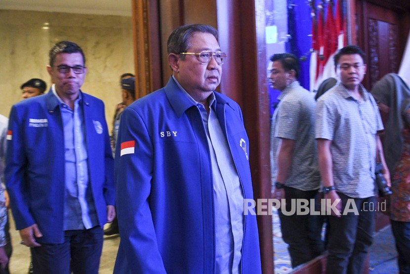 Ketua Umum Partai Demokrat Susilo Bambang Yudhoyono (tengah) berjalan bersama Sekretaris Jenderal Hinca Panjaitan (kiri).