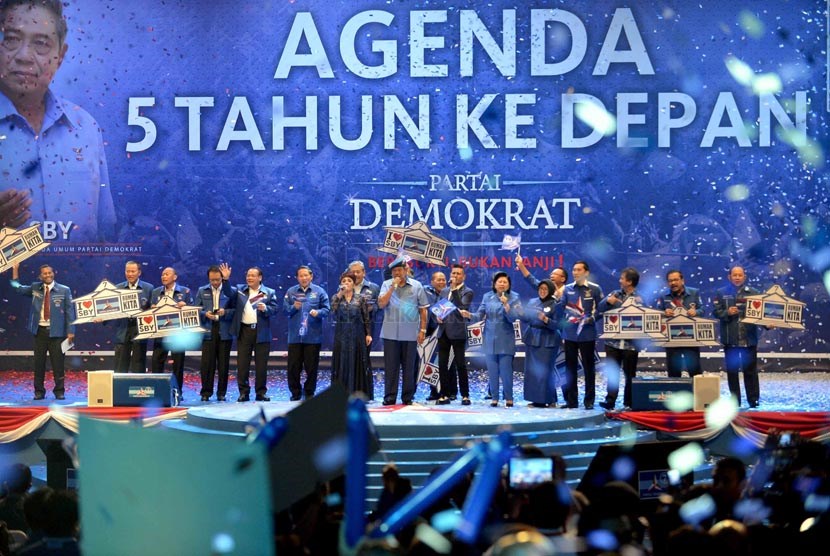 Ketua Umum Partai Demokrat Susilo Bambang Yudhoyono (tengah) bersama petinggi partai menyanyi bersama seusai saat rapat umum Partai Demokrat di Jakarta, Kamis (3/4).