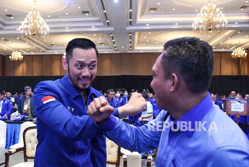 Ketua Umum Partai Demokrat yang baru, Agus Harimurti Yudhoyono (kiri) 