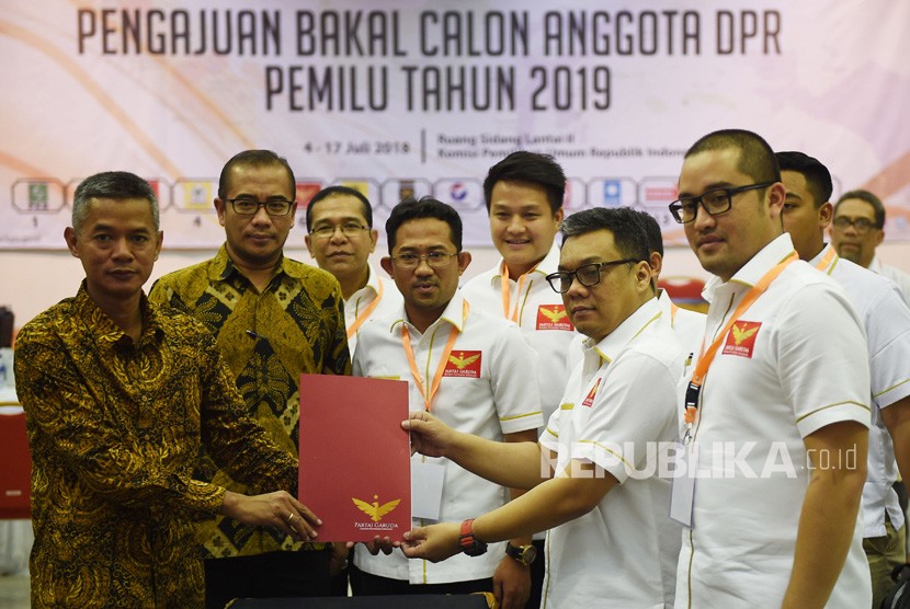 Ketua Umum Partai Garuda Ahmad Ridha Sabana (kedua kanan) menyerahkan daftar bakal calon Legislatif kepada Komisioner KPU Wahyu Setiawan (kiri) di Kantor KPU, Jakarta, Selasa (17/8).