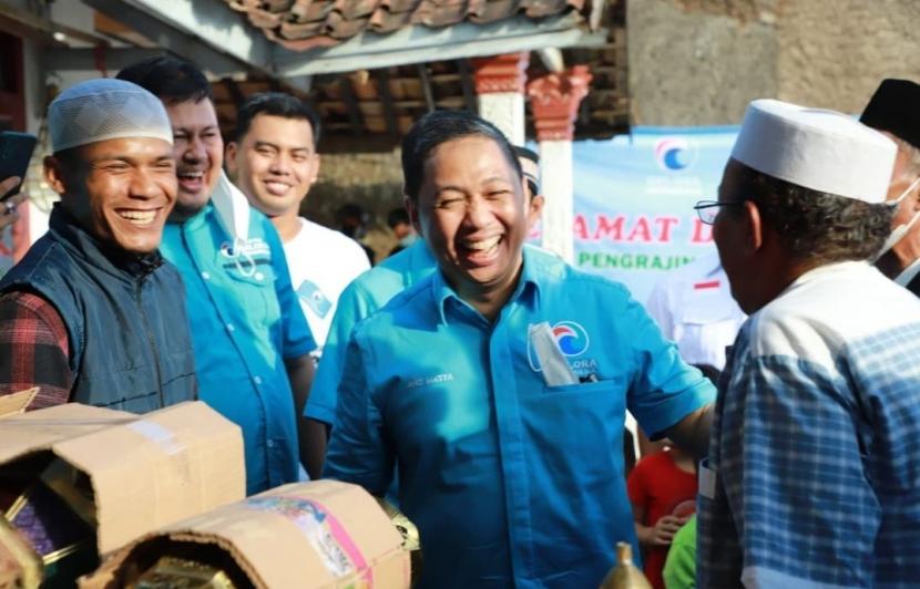 Ketua Umum Partai Gelora Indonesia Anis Matta mengunjungi pondok pesatren Gelar di Kabupaten Cianjur. Anis memberikan hadiah laptop dan buku.