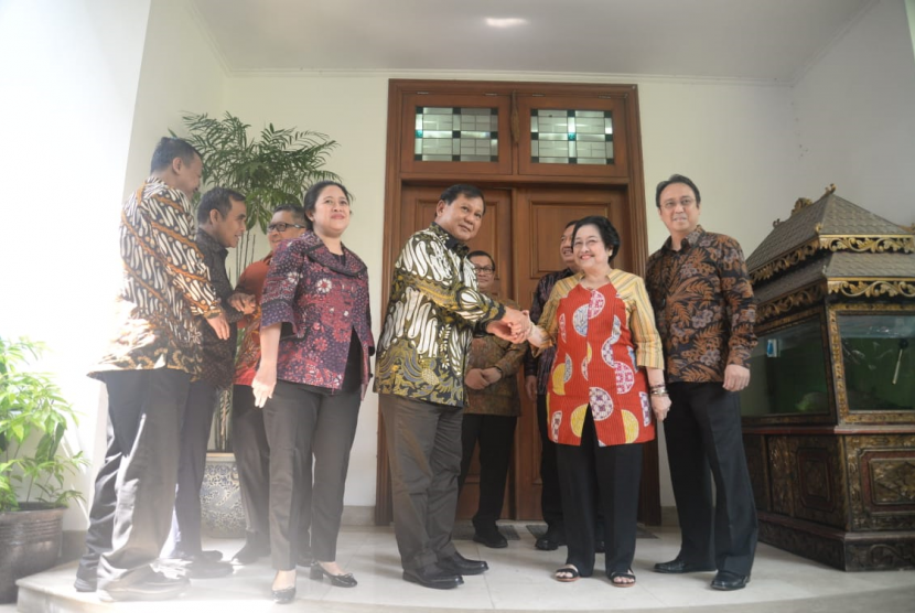 Ketua Umum partai Gerakan Indonesia Raya (Gerindra) Prabowo Subianto disambut Ketua Umum Partai Demokrasi Indonesia Perjuangan (PDIP) Megawati Soekarnoputri di kediamannya, Rabu (24/7)